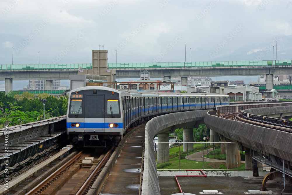 Naklejka premium Pojazd metra działający w mieście Tajpej