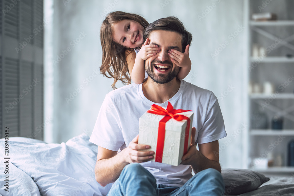 Dad with daughter at home - obrazy, fototapety, plakaty 
