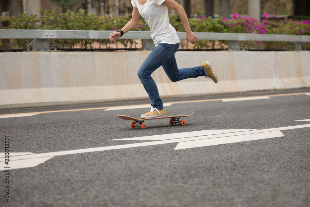 Skateboarder sakteboarding on highway