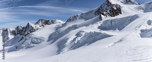 Gletscher in den Ötztaler Alpen mit Ausblick auf die Berge