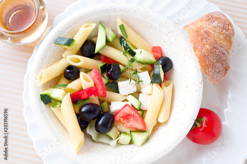 Griechischer Salat mit Pasta