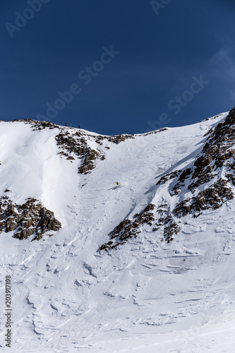 Snowboarder fährt steilen Hang im Gebirge