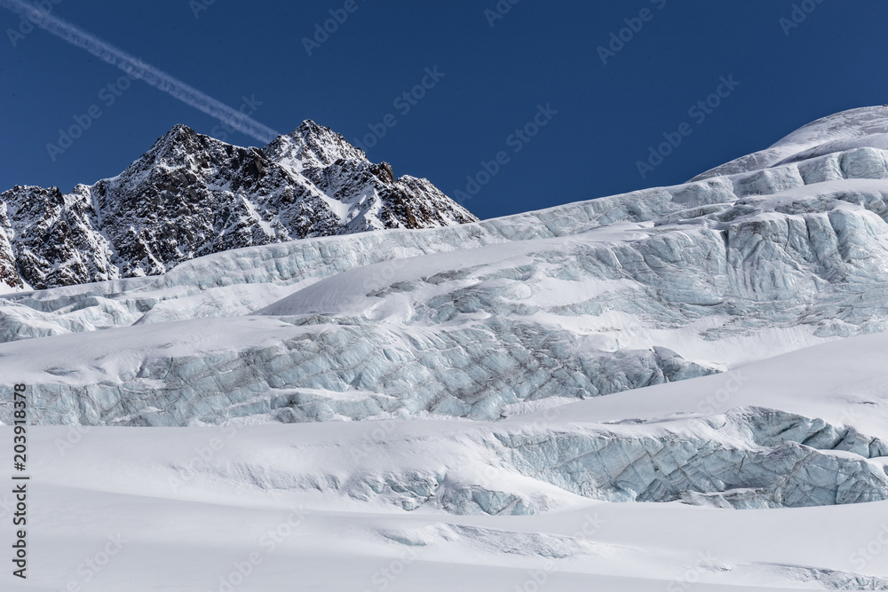 Gletscherspalten im Winter unter blauem Himmel