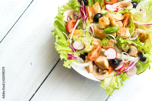 Foto Insalata mediterranea di pollo e verdure fresche