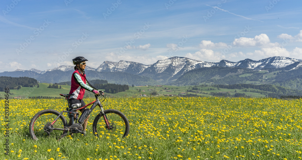 Seniorin unterwegs mit dem E-Mountainbike im Allgaeu,Bayern,Deutschland