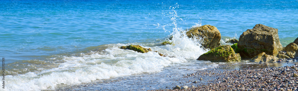 Fototapeta premium Sea waves crashing against the rocks.