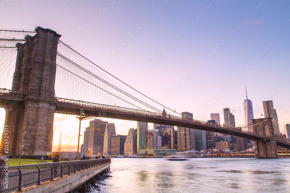 Obraz premium New York, Lower Manhattan skyline with Brooklyn Bridge