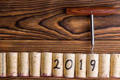 Foto 2019 New Year background with wine corks