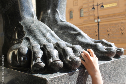 the child holds finger Atlant near the Hermitage in Saint-Petersburg ребёнок держит Атланта у Эрмитажа за палец