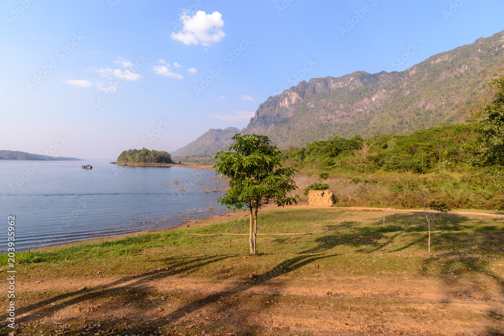 Obraz premium Scenic view of lake.