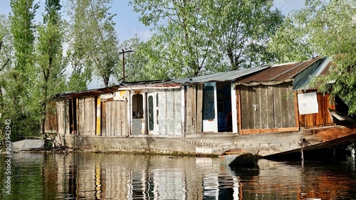 Hausboote und Häuser im Dal See in Kashmir, Indien