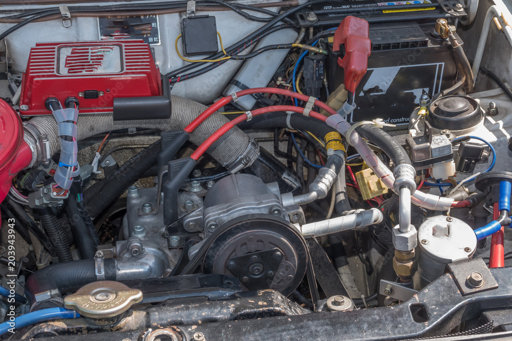Fototapeta premium 旧車のエンジンルーム engine compartment of a old vehicle