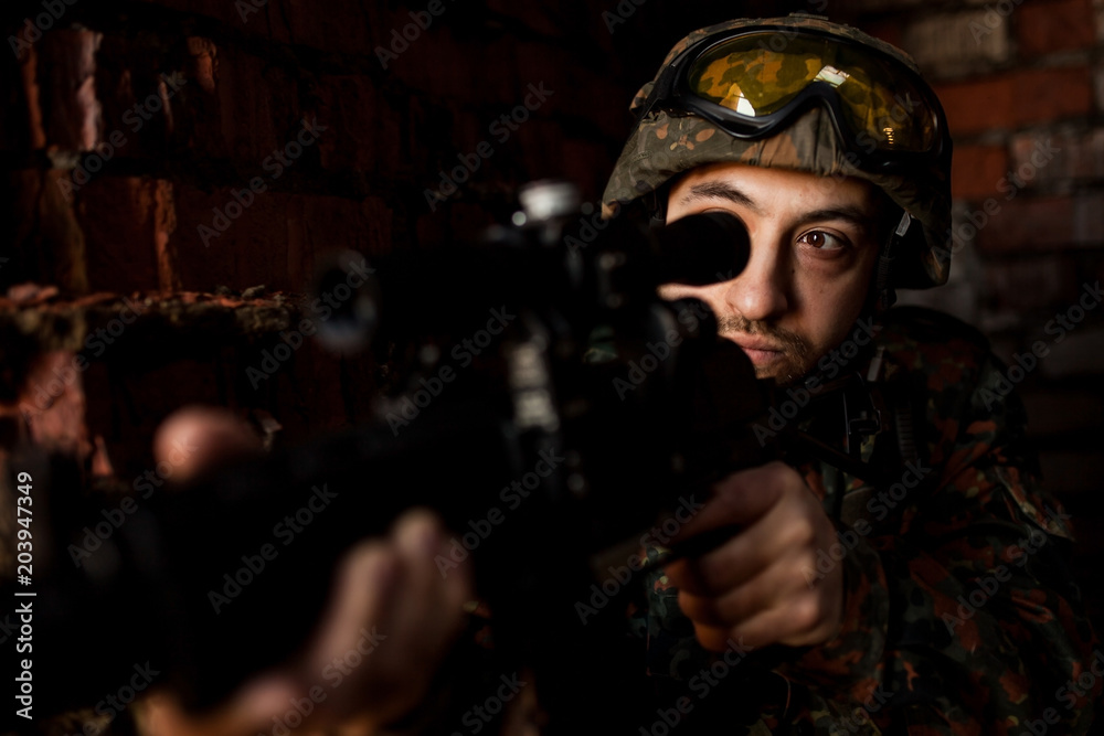 Obraz premium Soldier in the war with arms
