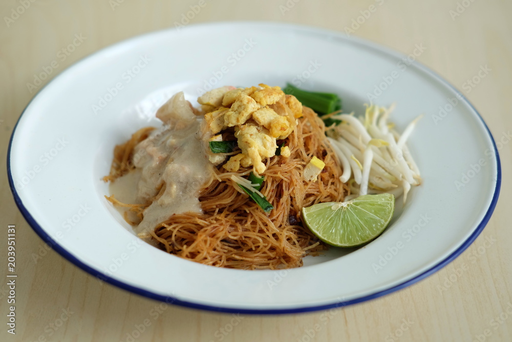 COCONUT RICE NOODLE
Stir fried coconut rice noodle served with vegetable and coconut sauce. Popular thai street food. COCONUT RICE NOODLE
Stir fried coconut rice noodle served with vegetable and coconut sauce. Popular thai street food.