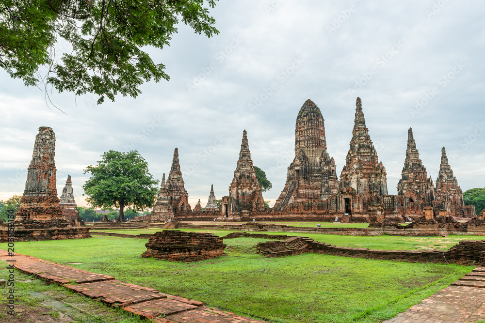 Fototapeta premium Wat Chaiwattanaram in ruins