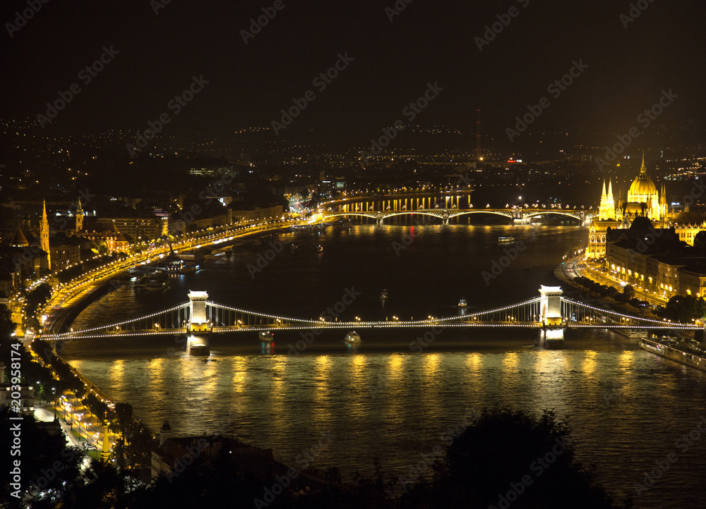 By Night/ Blick auf die Margaretenbrücke und Kettenbrücke mit dem Parlament in Budapest, Ungarn.