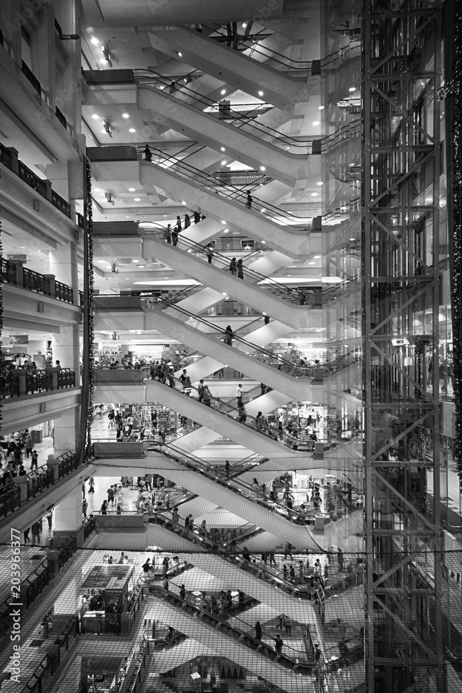 Les escalators d'un très grand magasin 