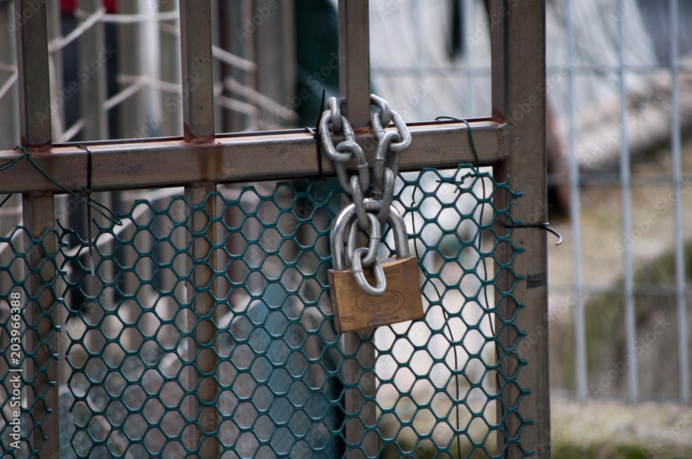 lucchetto e catena ad un cancello