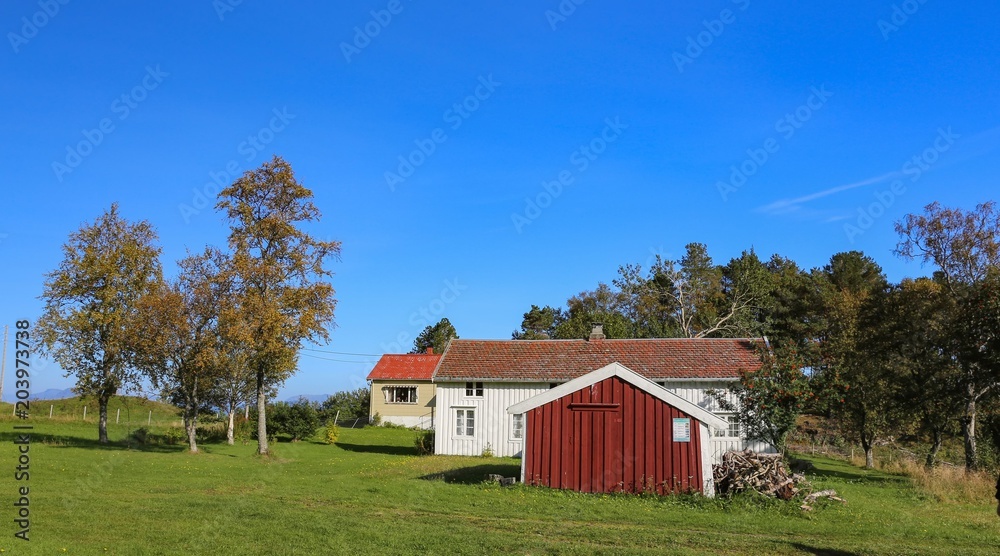 Obraz premium Old farm on south Kvaloeya in Northern Norway