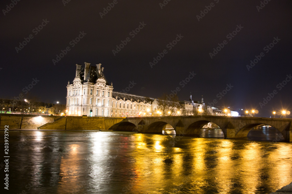 Louvre a noite