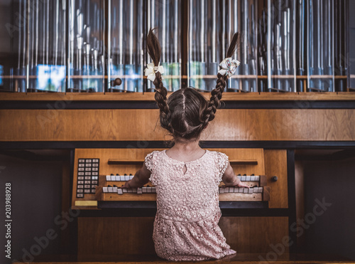 Mädchen spielt Orgel
