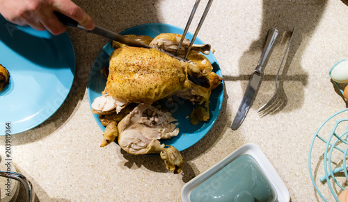 Foto Side view of a freshly roasted chicken being carved