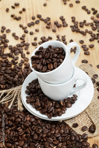 Kaffeebohnen in Espresso Tassen 