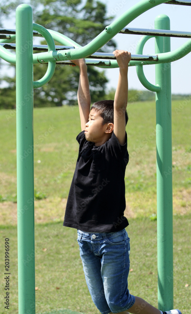 Obraz premium 雲梯で遊ぶ小学生(3年生)
