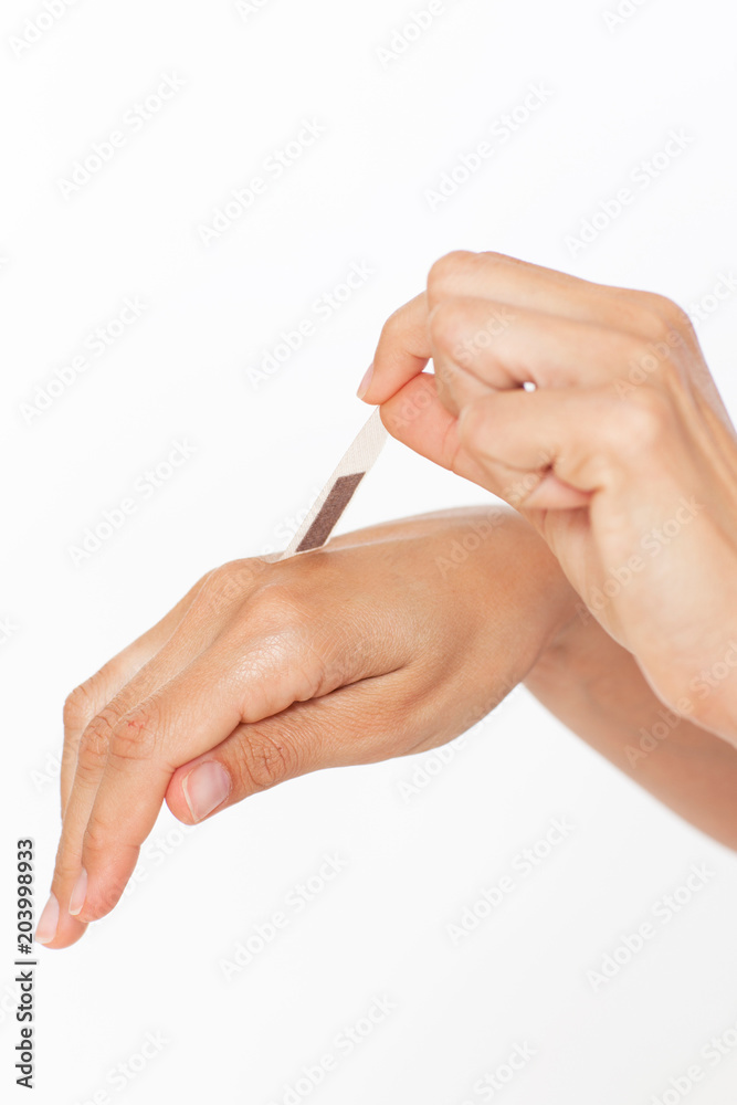 Pflaster auf Finger aufkleben Pflaster auf Finger aufkleben