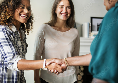 Canvastavla Diverse woman shaking hands