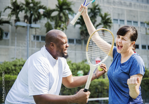 Couple playing tennis as a team © Rawpixel.com