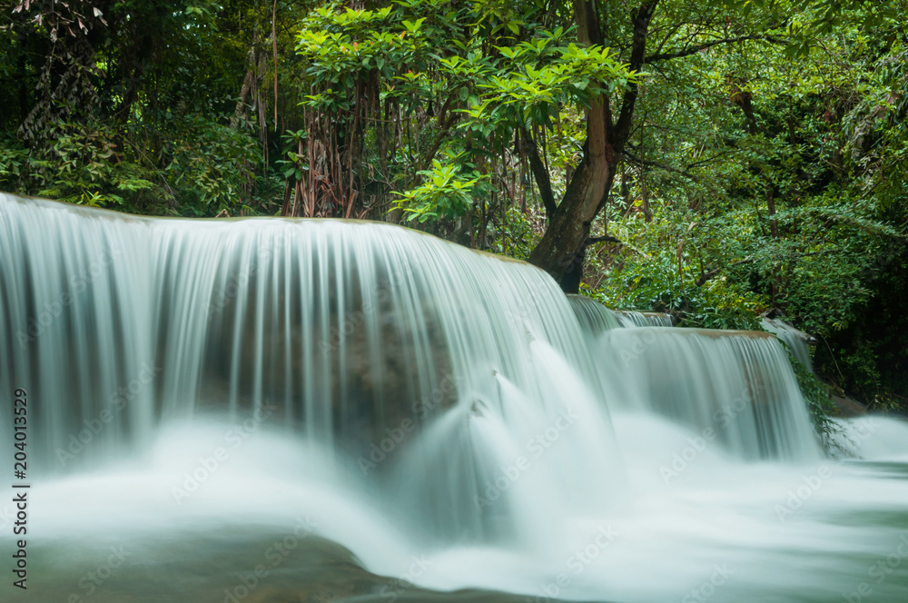 Obraz premium Beautiful and Breathtaking green waterfall at the tropical rain forest