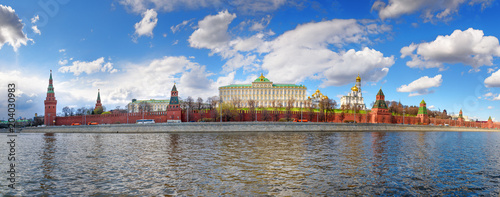 Obraz na plátně View on Moscow Kremlin and Kremlin Embankment in Moscow. Russia