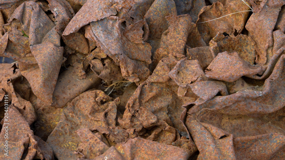 Ржавое мятое железо