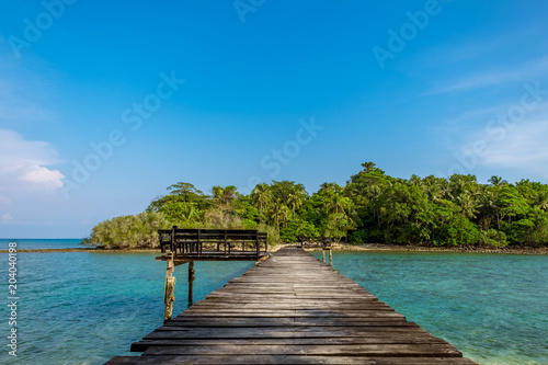 Koh Laoya (Lao Ya) – Islands near Koh Chang, sits off the southern end of Koh Chang and comprises three small islands, Koh Laoya Nai, Koh Laoya Klang and Koh Laoya Nok.