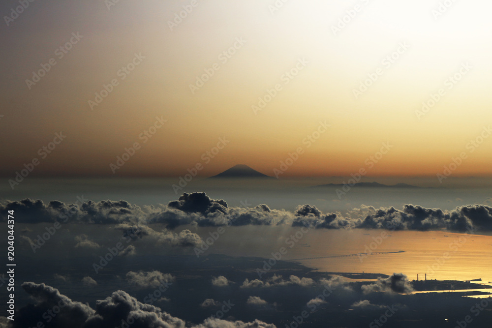 Fototapeta premium 富士山夕景の空撮