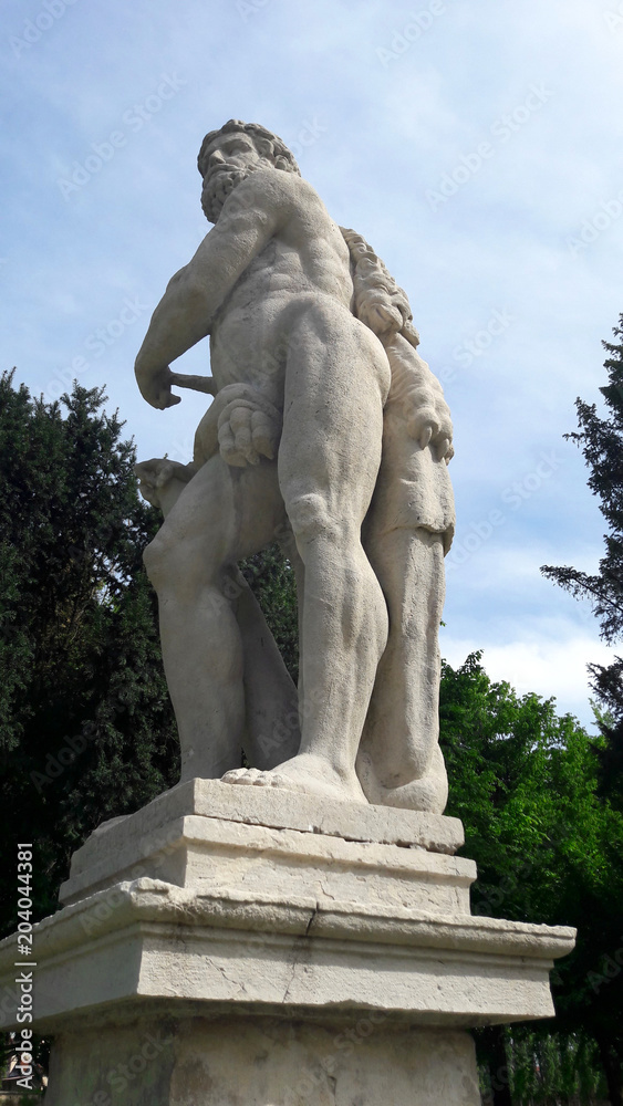 Statua nel parco in Primavera