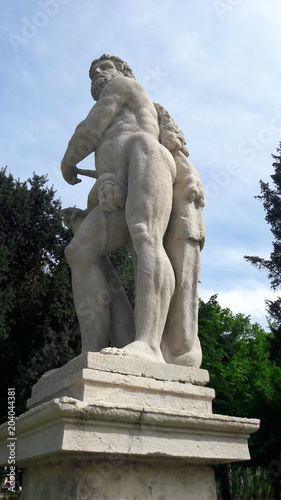 Statua nel parco in Primavera