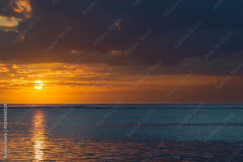Sonnenuntergang am Strand in Le Morne, Mauritius, Afrika.
