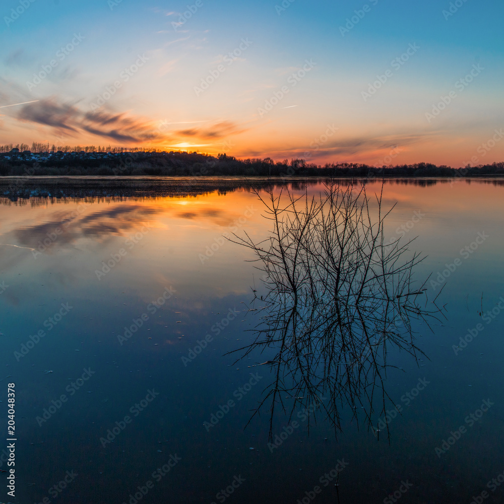 Naklejka premium Sunset over the water / Закат над водой
