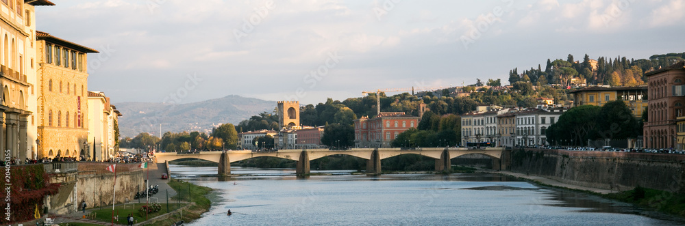 Florenz und der Fluss Arno am späten Nachmittag