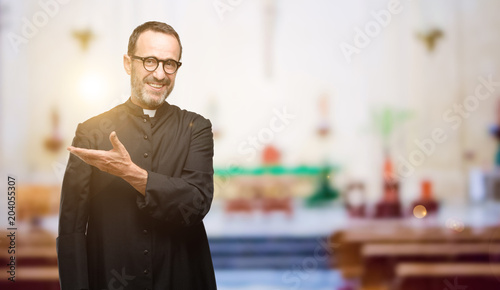 Фотография Priest religion man holding something in empty hand at church