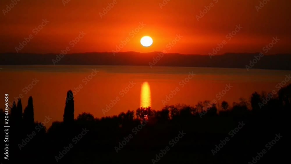 Sonnenuntergang über dem Gardasee, nahe Bardolino im Zeitraffer