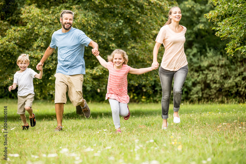 Fototapeta premium Glückliche Familie und Kinder zusammen im Garten