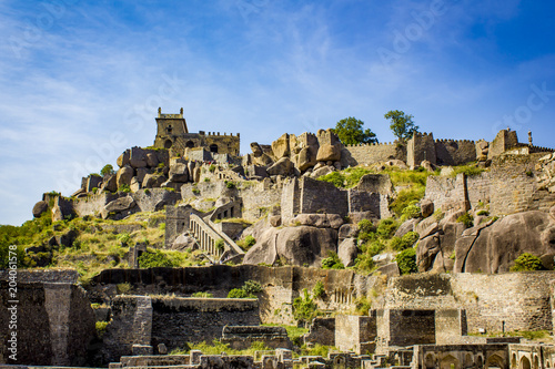 Fotografia Panorama Shot of the Many Layers and Structures at Golconda Fort in Hyderabad, I