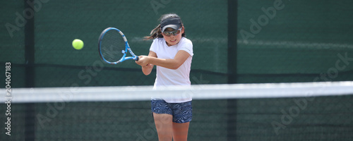 女子ジュニアテニスプレイヤー © DOUBLE BAGEL