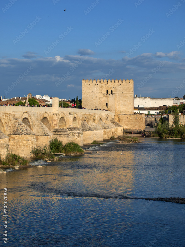 Puente romano sobre el río Guadalquivir  / Roman bridge over the Guadalquivir River.  Córdoba