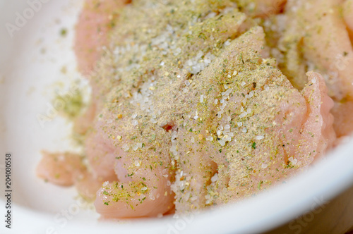 Fleisch mariniert mit Gewürzen in Schüssel photo