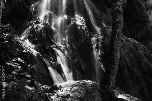 Fototapet dark serene black and white waterfall background