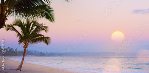 Fototapeta Letnie suszarki artystyczne; Piękny zachód słońca nad tropikalną plażą; letnie wakacje marzeń